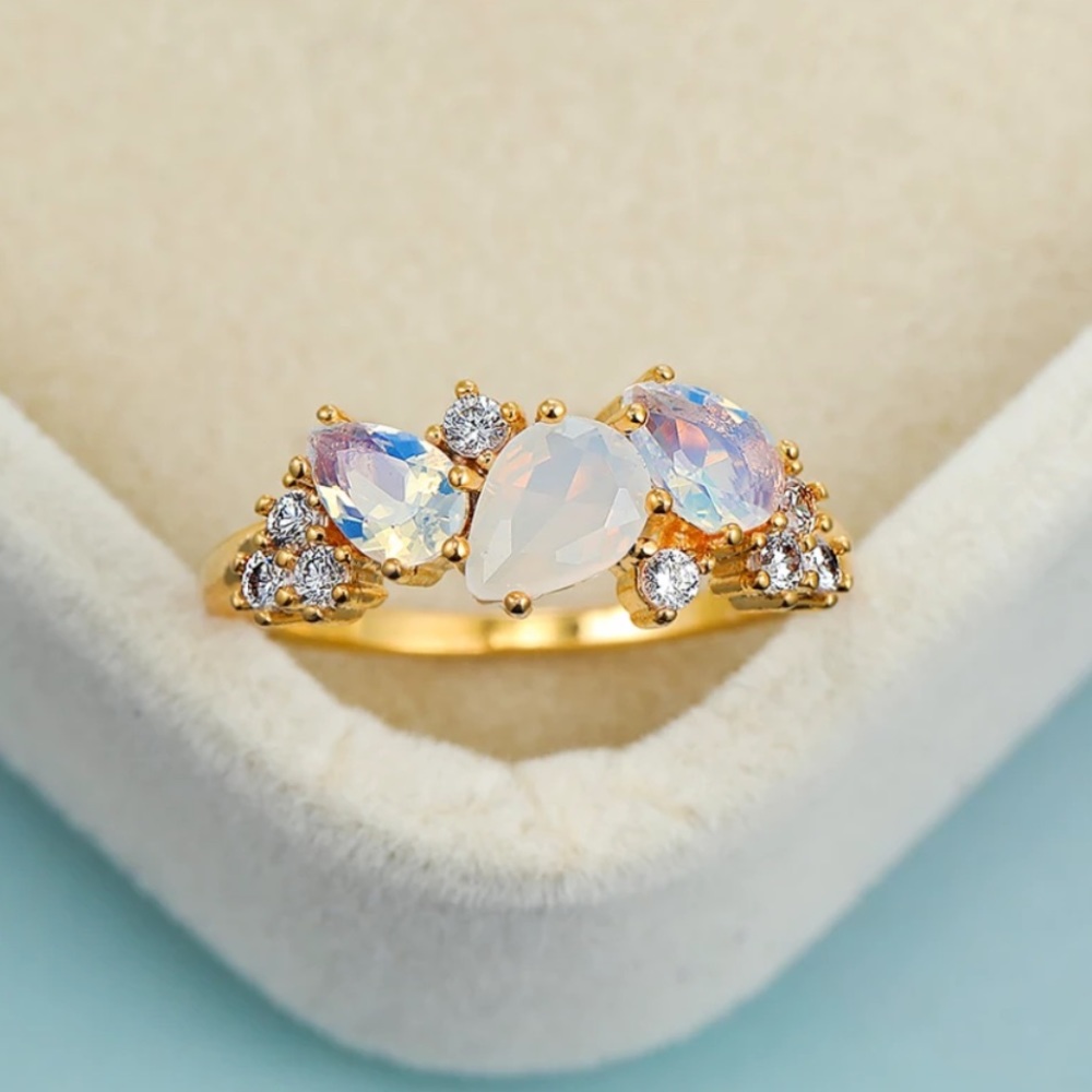 NEW 18K GOLD DIAMOND DAINTY RING - Picture 4 of 5